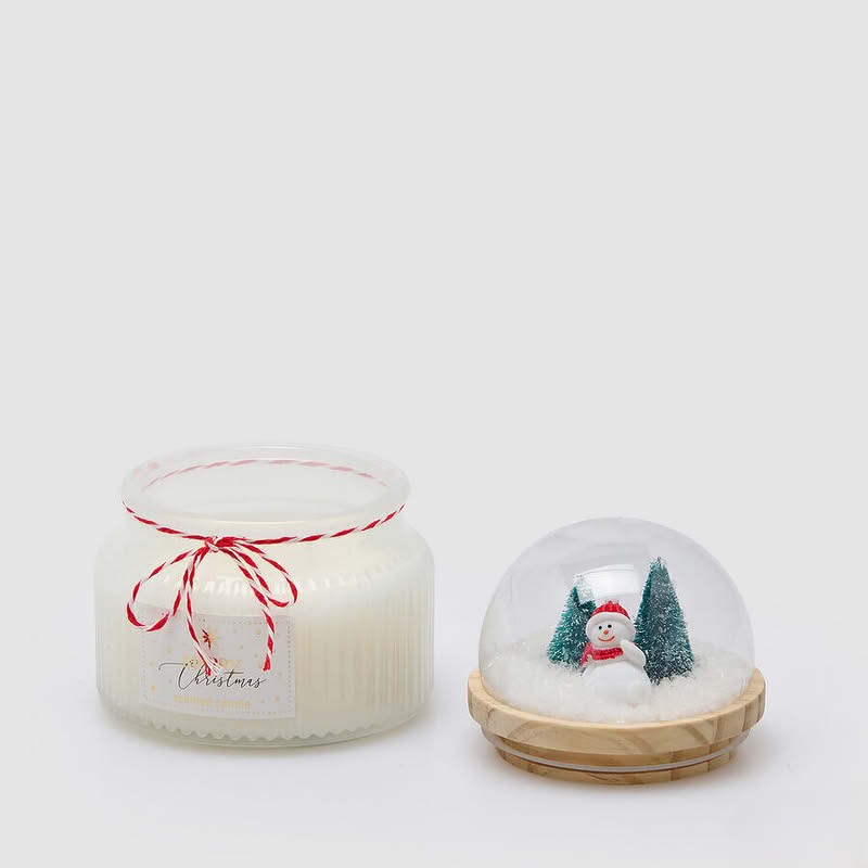Candela in vetro bianco profumata al muschio bianco, con coperchio a forma di cupola con paesaggio natalizio in legno, neve e campanelle