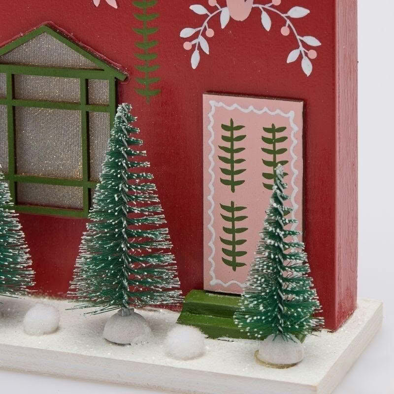 Casetta di Natale in legno rosso con ghirlanda, alberi e luce led, perfetta come decorazione di Natale