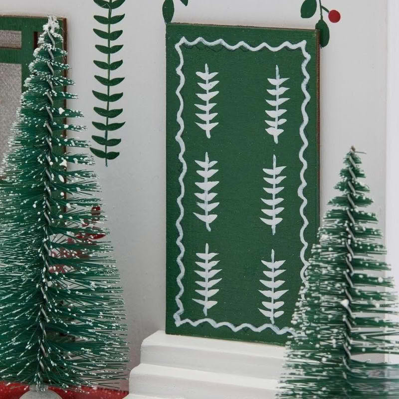 Casetta di Natale in legno bianco con ghirlande, alberi e luce led, perfetta come decorazione di Natale