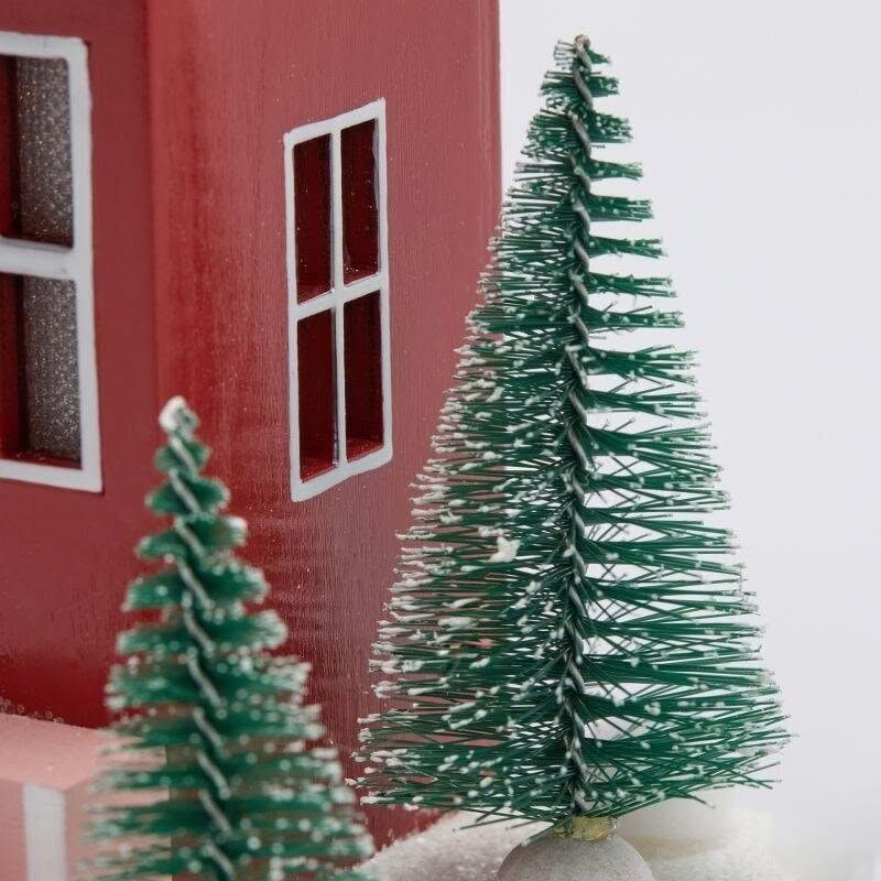Casetta di Natale innevata in legno rosso con ghirlande, Babbo Natale, alberi e luce led, perfetta come decorazione di Natale