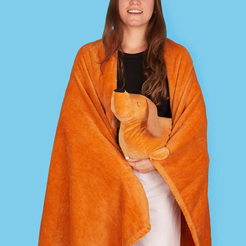 Cuscino a forma di bassotto marrone con al suo interno una coperta dello stesso colore di dimensione 150 x 110 cm, il tutto è lavabile in lavatrice