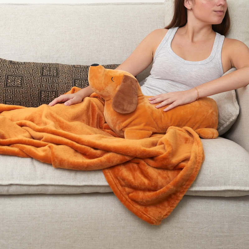 Cuscino a forma di bassotto marrone con al suo interno una coperta dello stesso colore di dimensione 150 x 110 cm, il tutto è lavabile in lavatrice