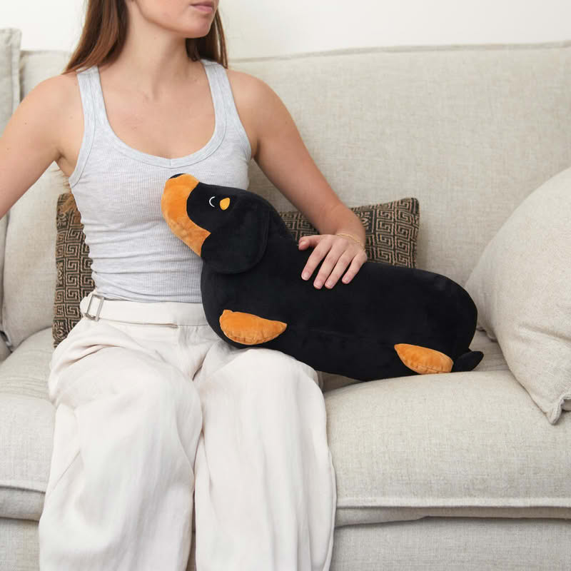 Cuscino a forma di bassotto nero e marrone con al suo interno una coperta dello stesso colore di dimensione 150 x 110 cm, il tutto è lavabile in lavatrice