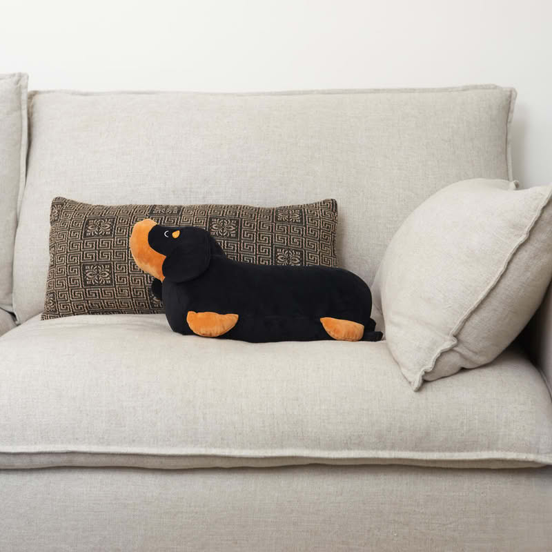 Cuscino a forma di bassotto nero e marrone con al suo interno una coperta dello stesso colore di dimensione 150 x 110 cm, il tutto è lavabile in lavatrice