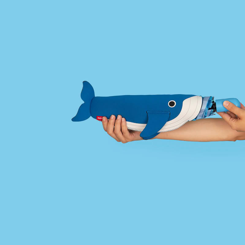 Ombrello pieghevole a righe blu e azzurre con astuccio a forma di balena, diametro 98 cm da aperto