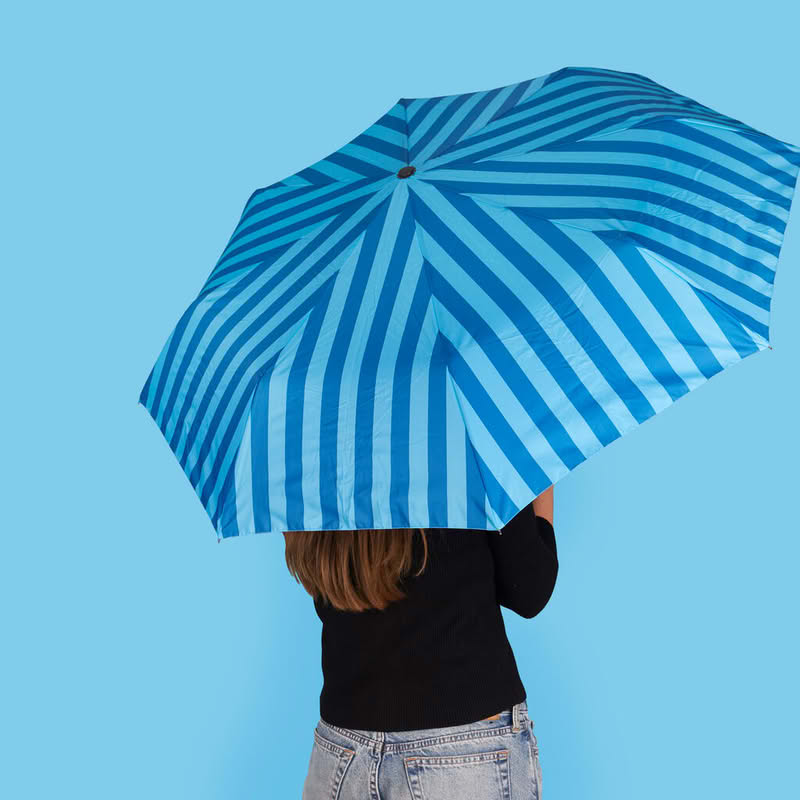 Ombrello pieghevole a righe blu e azzurre con astuccio a forma di balena, diametro 98 cm da aperto