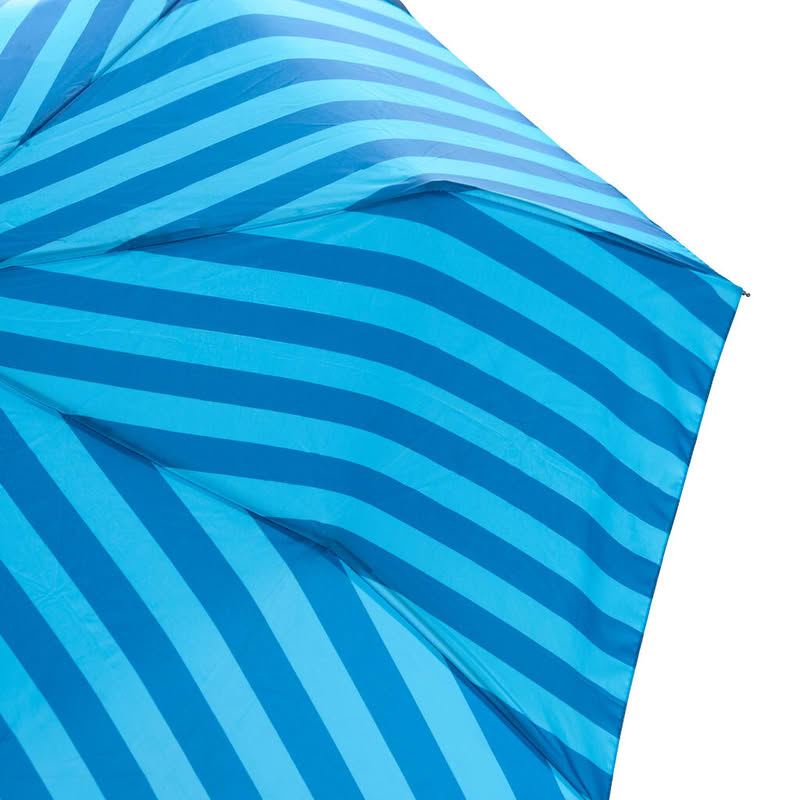 Ombrello pieghevole a righe blu e azzurre con astuccio a forma di balena, diametro 98 cm da aperto