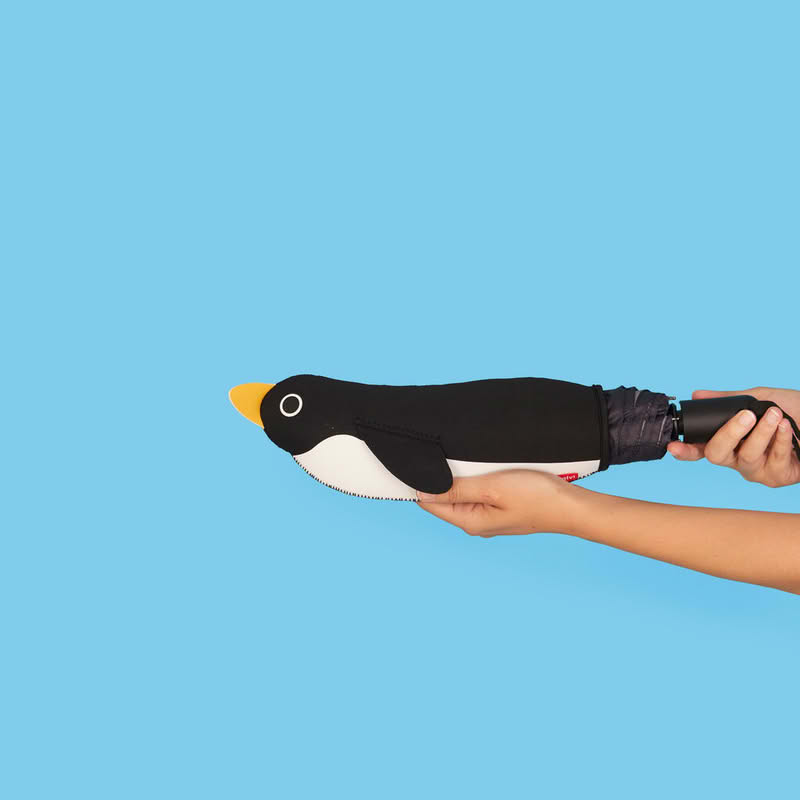 Ombrello pieghevole a righe bianche e nere con astuccio a forma di pinguino, diametro 98 cm da aperto