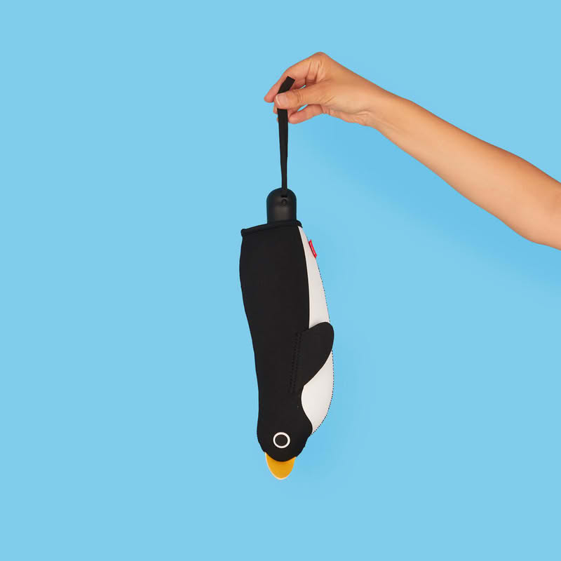 Ombrello pieghevole a righe bianche e nere con astuccio a forma di pinguino, diametro 98 cm da aperto