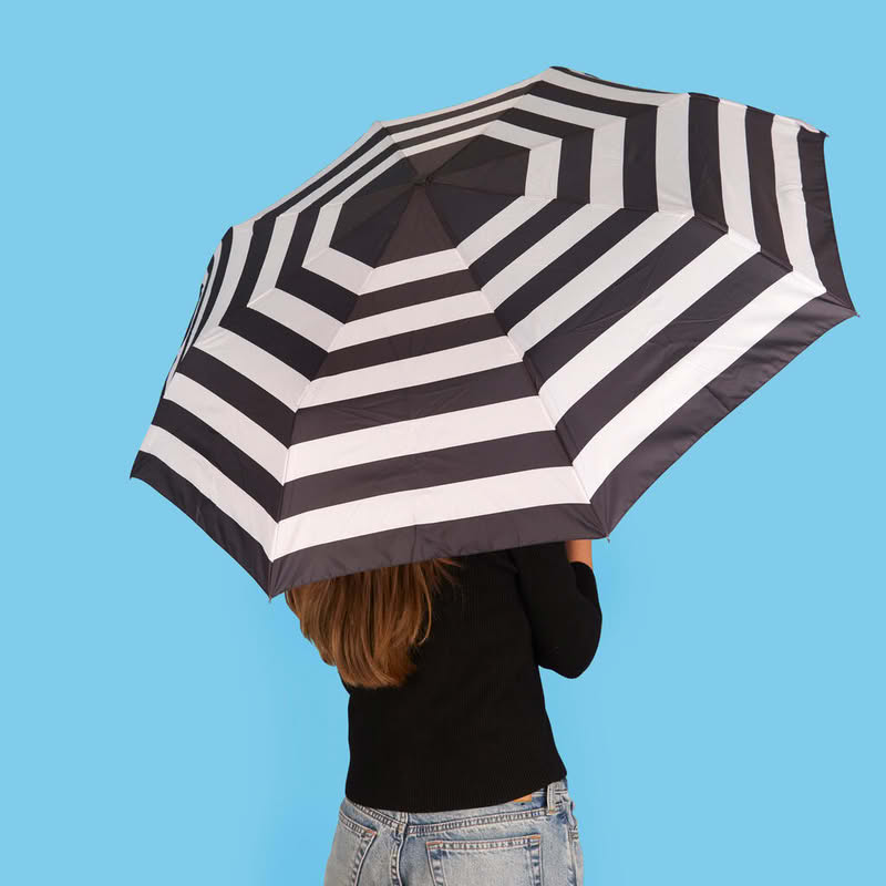 Ombrello pieghevole a righe bianche e nere con astuccio a forma di pinguino, diametro 98 cm da aperto