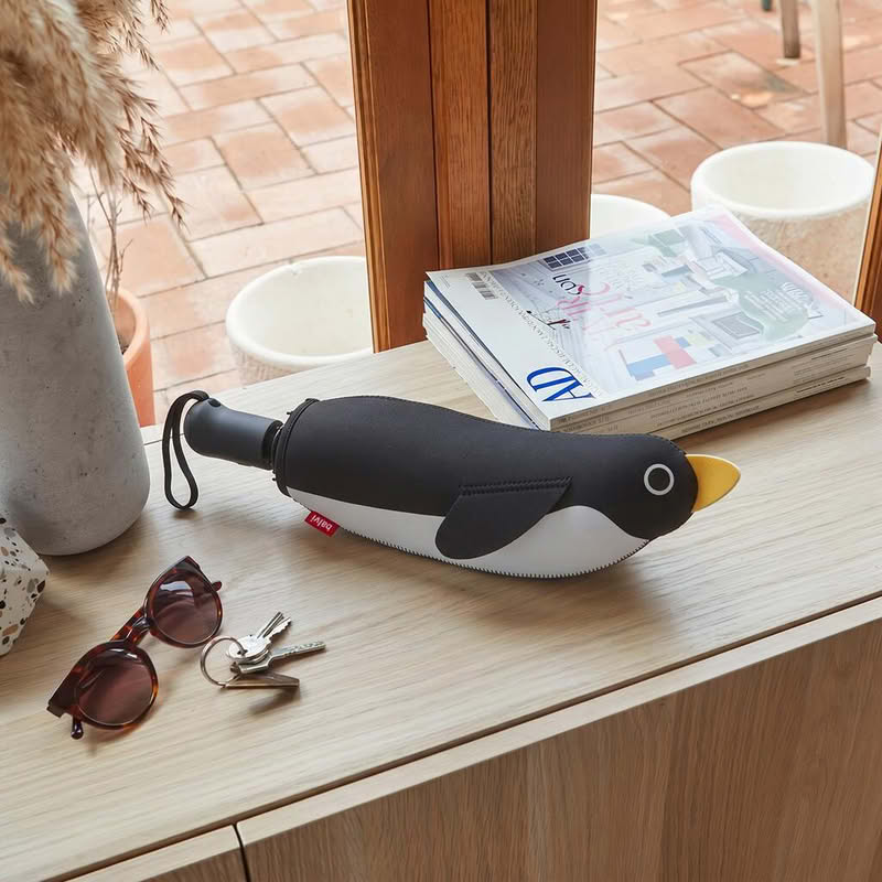 Ombrello pieghevole a righe bianche e nere con astuccio a forma di pinguino, diametro 98 cm da aperto