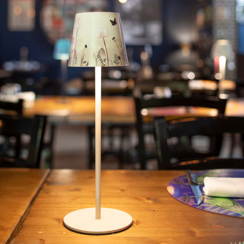 Lampada da tavolo ricaricabile dimmerabile per utilizzo interno ed esterno con luce calda, neutra e fredda, decorata con farfalle in un campo di fiori