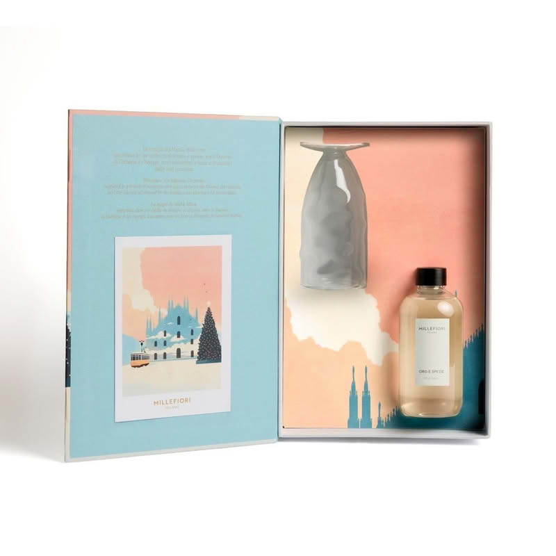 Cofanetto Millefiori di Natale con grafica a tema Natale milanese contenente un diffusore Air Design, una ricarica 250 ml della fragranza “Oro e spezie” e bastoncini, per un bellissimo ed elegante regalo di Natale