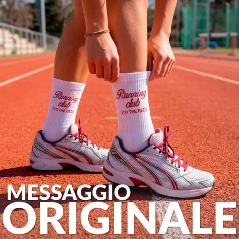 Ironico paio di calze unisex bianche con scritta rossa “Running club (to the bed)”, taglia unica 36-43