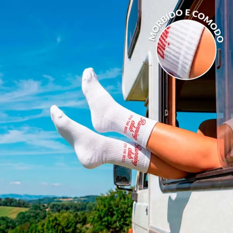 Ironico paio di calze unisex bianche con scritta rossa “Running club (to the bed)”, taglia unica 36-43