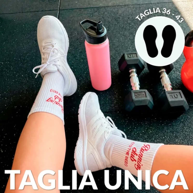 Ironico paio di calze unisex bianche con scritta rossa “Running club (to the bed)”, taglia unica 36-43