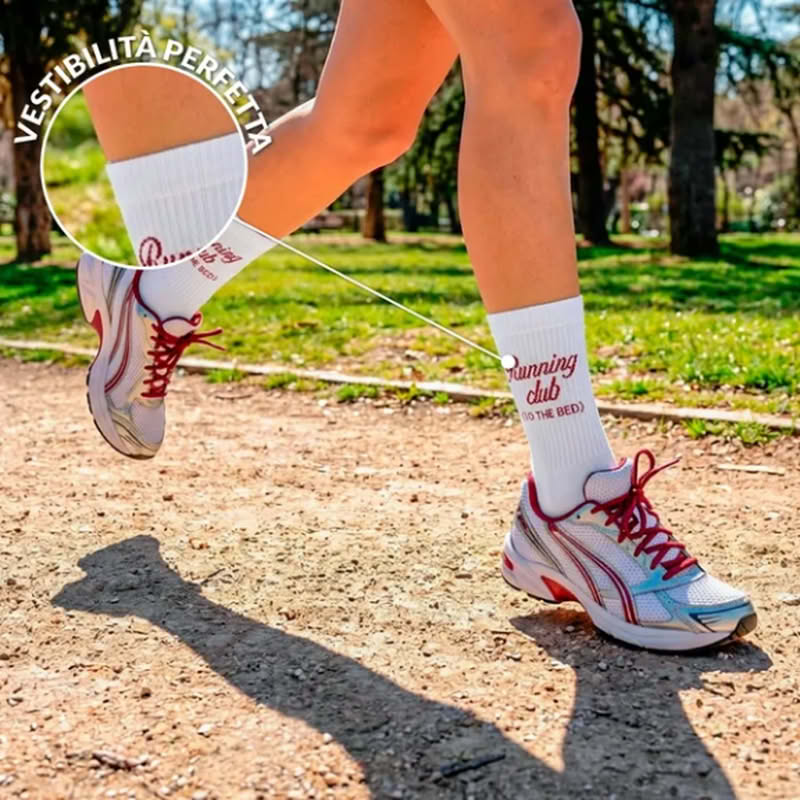 Ironico paio di calze unisex bianche con scritta rossa “Running club (to the bed)”, taglia unica 36-43