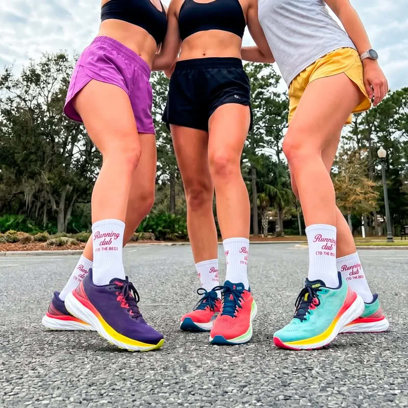 Ironico paio di calze unisex bianche con scritta rossa “Running club (to the bed)”, taglia unica 36-43