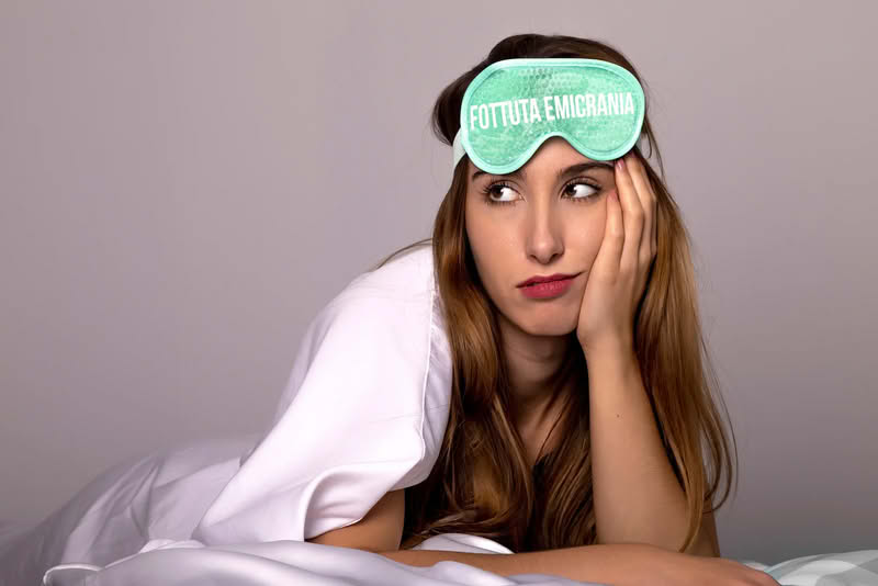 Maschera occhi gel verde con scritta “Fottuta emicrania”, regolabile ed utilizzabile calda, fredda o neutra