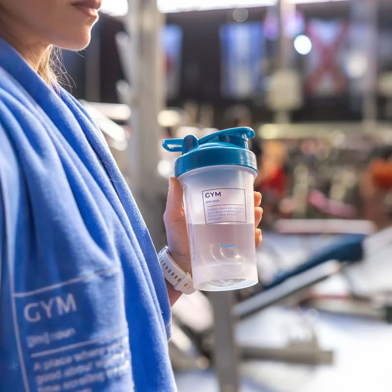 Kit palestra contenente lucchetto per armadietto, protein shaker, sacchetta con scritta, 5 elastici per esercizi con resistenze diverse e asciugamano con scritta