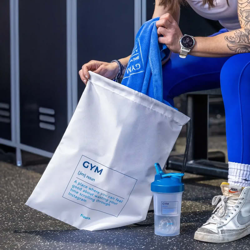 Kit palestra contenente lucchetto per armadietto, protein shaker, sacchetta con scritta, 5 elastici per esercizi con resistenze diverse e asciugamano con scritta