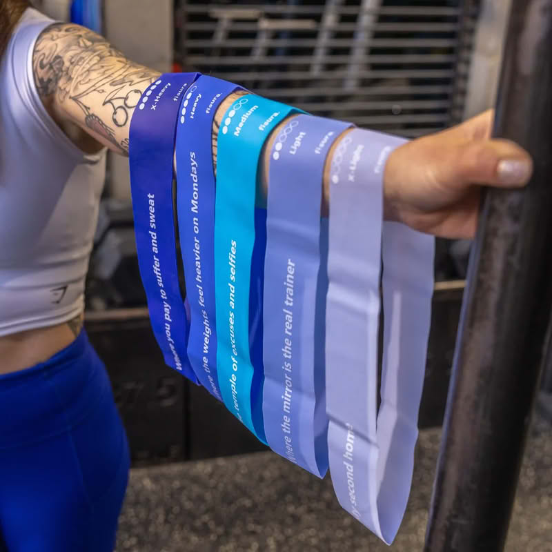 Kit palestra contenente lucchetto per armadietto, protein shaker, sacchetta con scritta, 5 elastici per esercizi con resistenze diverse e asciugamano con scritta