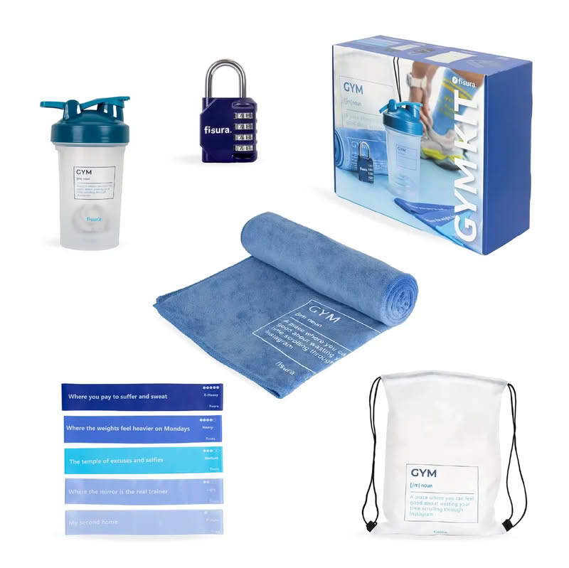 Kit palestra contenente lucchetto per armadietto, protein shaker, sacchetta con scritta, 5 elastici per esercizi con resistenze diverse e asciugamano con scritta