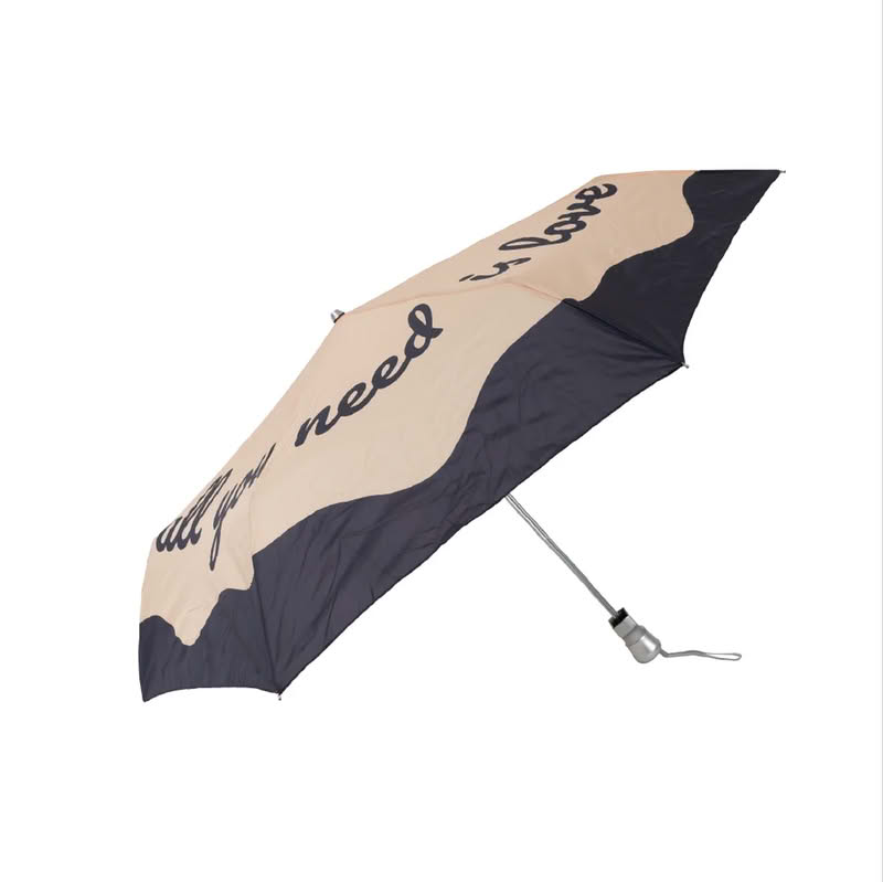 Ombrello doppio pieghevole beige e nero con scritta “All you need is love”