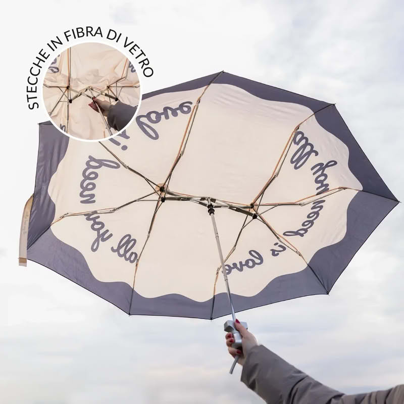 Ombrello doppio pieghevole beige e nero con scritta “All you need is love”