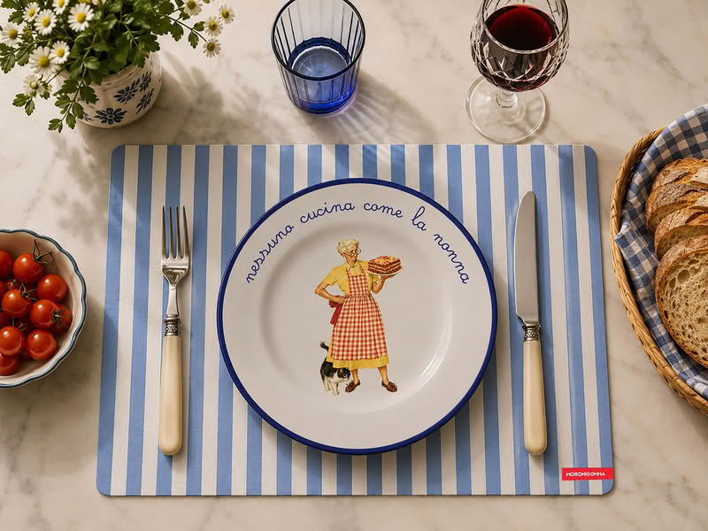 Tovaglietta americana in plastica flessibile decorata con disegno a tema e scritta 