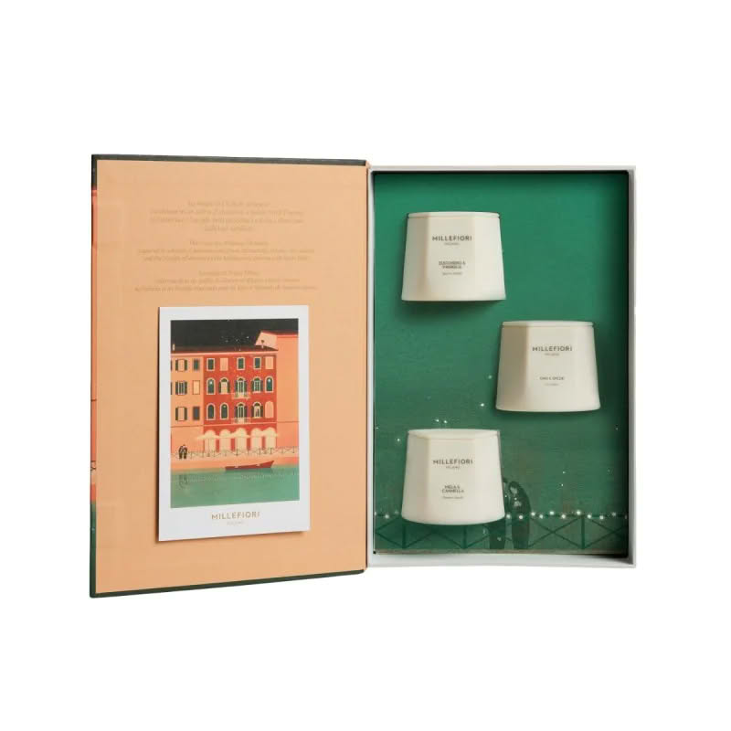 Cofanetto Millefiori contenente 3 candele di Natale alle fragranze Mela e Cannella, Oro e Spezie e Zucchero e Vaniglia, in confezione con grafica a tema Natale milanese, per un bellissimo ed elegante regalo di Natale