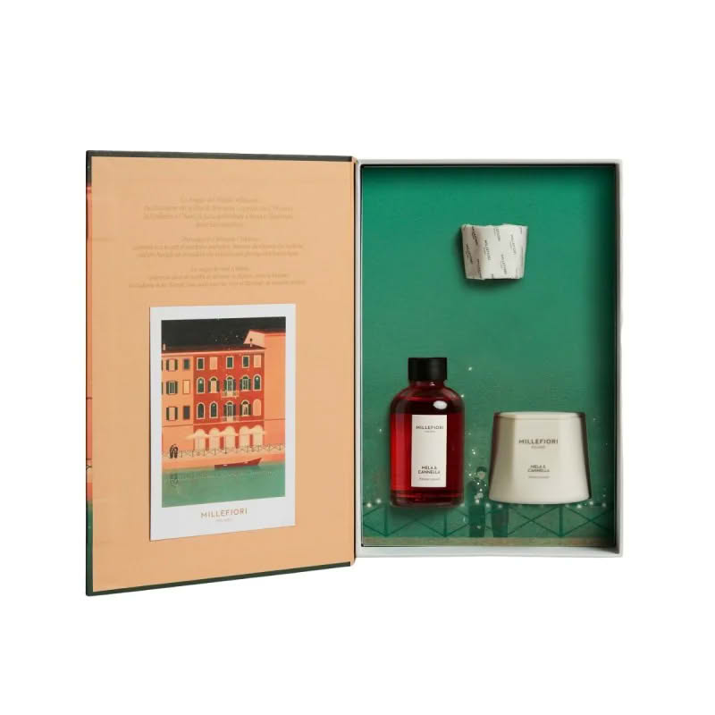 Cofanetto Millefiori in confezione con grafica a tema Natale milanese contenente una candela e un diffusore 100 ml di fragranza Mela e Cannella, per un bellissimo ed elegante regalo di Natale