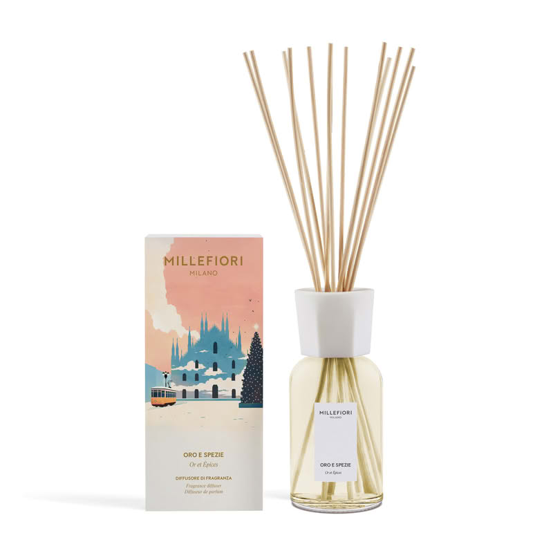 Cofanetto Millefiori in confezione con grafica a tema Natale milanese contenente un diffusore a bastoncini da 250 ml con essenza Oro e Spezie, per un bellissimo ed elegante regalo di Natale