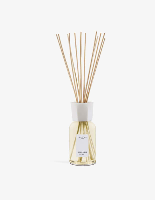 Cofanetto Millefiori in confezione con grafica a tema Natale milanese contenente un diffusore a bastoncini da 250 ml con essenza Oro e Spezie, per un bellissimo ed elegante regalo di Natale