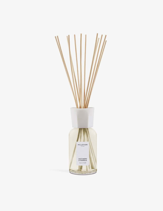 Cofanetto Millefiori in confezione con grafica a tema Natale milanese contenente un diffusore a bastoncini da 250 ml con essenza Zucchero e Vaniglia, per un bellissimo ed elegante regalo di Natale