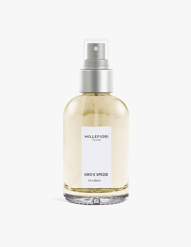 Spray ambiente 100 ml Millefiori Natale all'essenza Oro e Spezie in confezione con grafica a tema Natale milanese, per un bellissimo ed elegante regalo di Natale