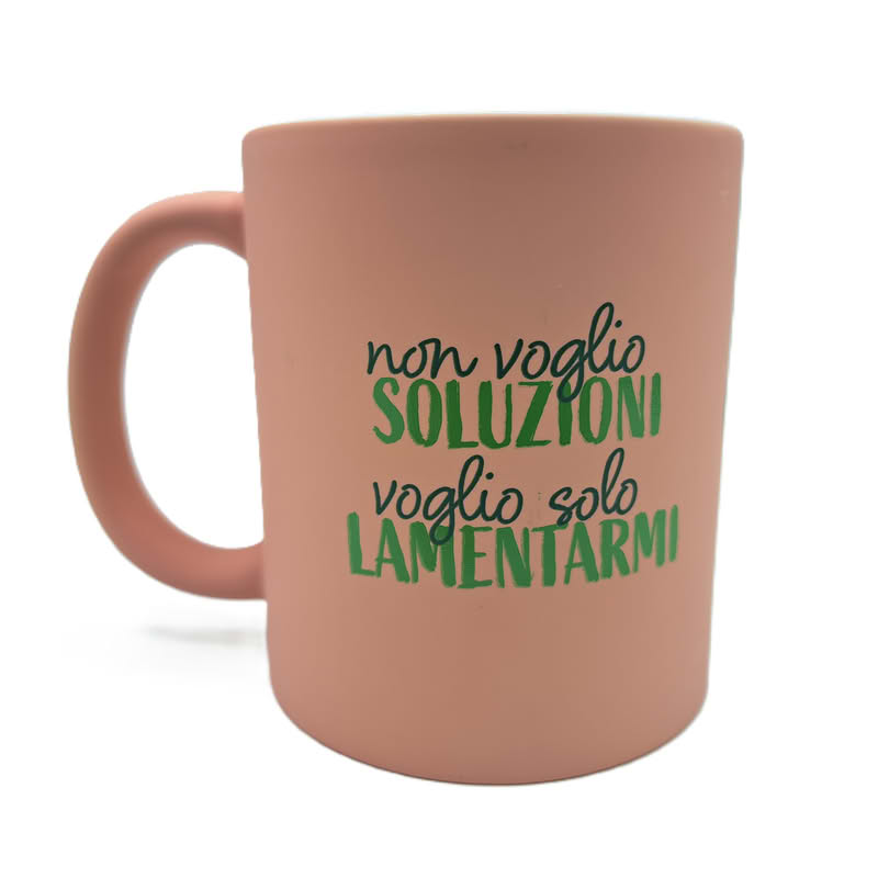 Tazza mug in ceramica opaca rosa scuro con scritta “Non voglio soluzioni, voglio solo lamentarmi”