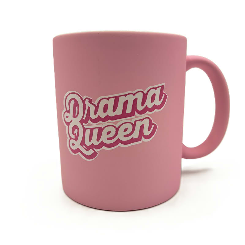 Tazza mug in ceramica opaca rosa con scritta “Drama queen”