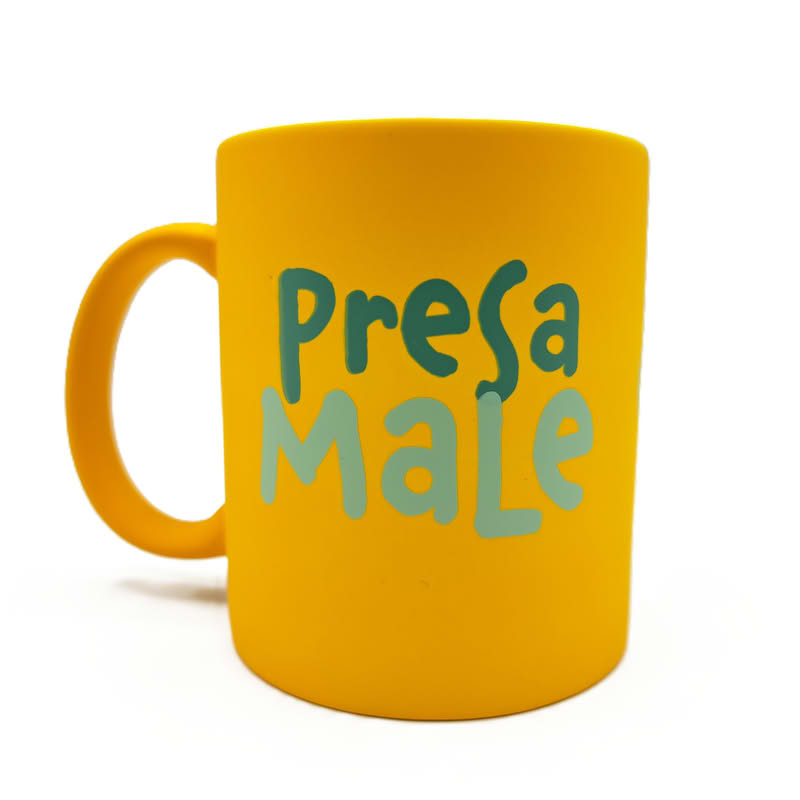Tazza mug in ceramica opaca gialla senape con scritta “Presa male” e ”Presa bene