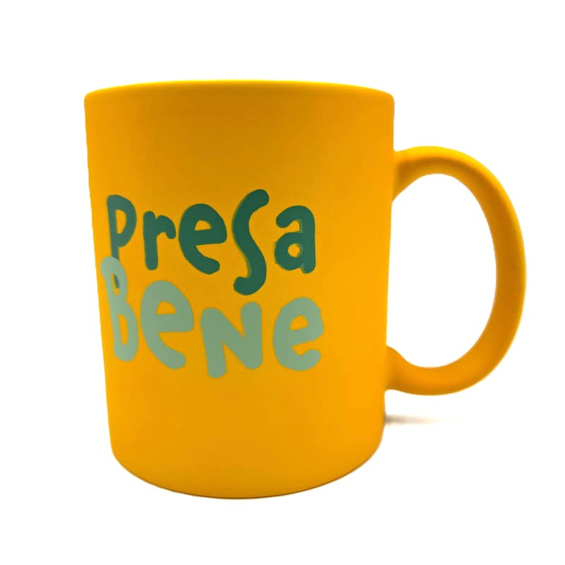Tazza mug in ceramica opaca gialla senape con scritta “Presa male” e ”Presa bene