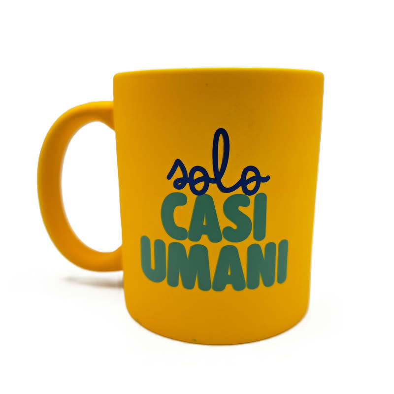 Tazza mug in ceramica opaca gialla senape con scritta “Solo casi umani
