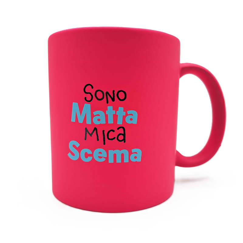 Tazza mug in ceramica opaca fucsia con scritta “Sono matta, mica scema