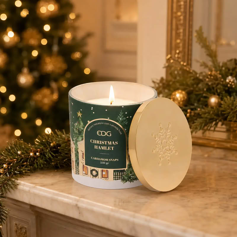 Candela profumata di Natale al cardamomo in barattolo a tema con coperchio dorato con fiocco di neve, perfetta come regalo di Natale