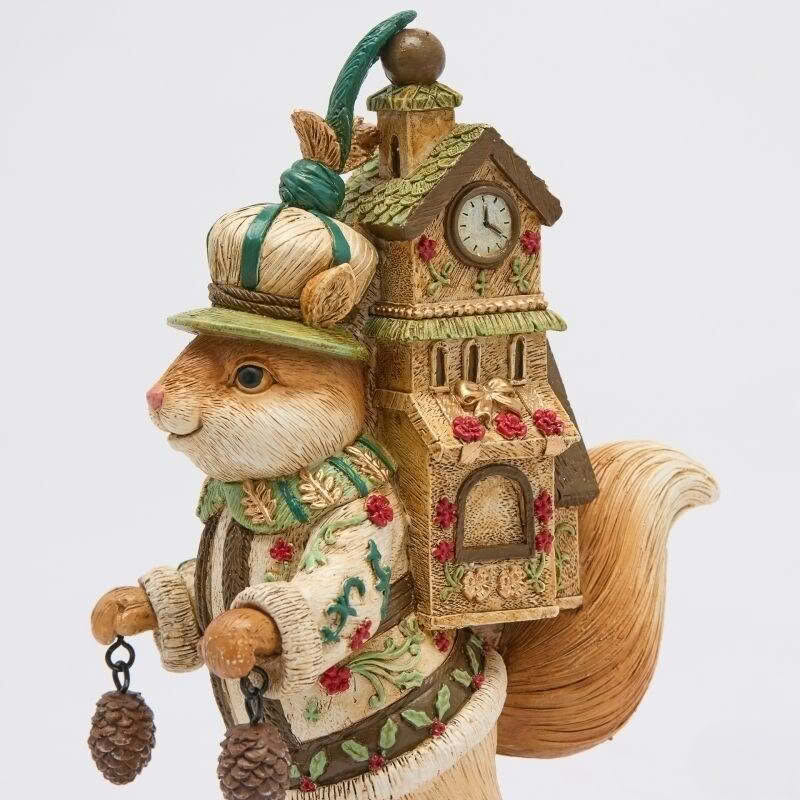 Scoiattolo da appoggio in resina con casetta con orologio in spalla, cappello, vestito elegante e pigne in mano, perfetto come decoro originale di Natale