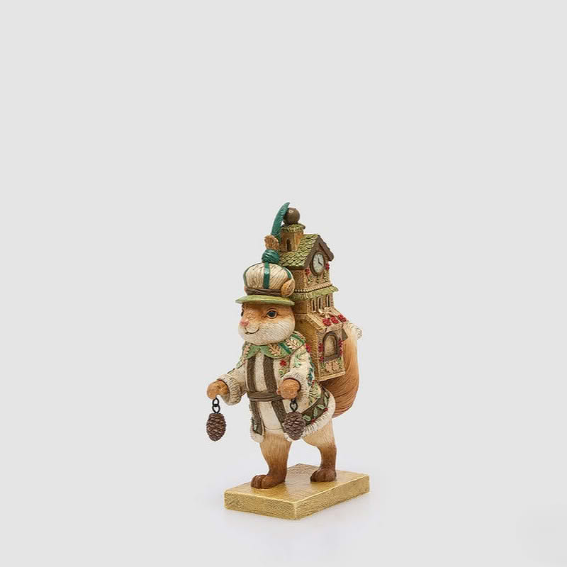Scoiattolo da appoggio in resina con casetta con orologio in spalla, cappello, vestito elegante e pigne in mano, perfetto come decoro originale di Natale