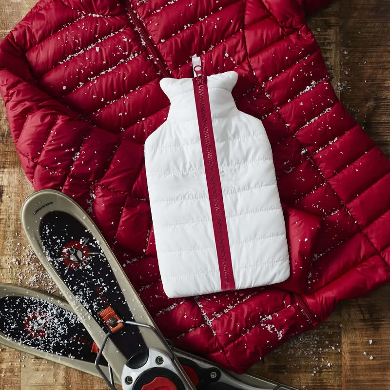 Boule acqua calda a forma di cappotto bianco con cerniera e scritta “Hot girl