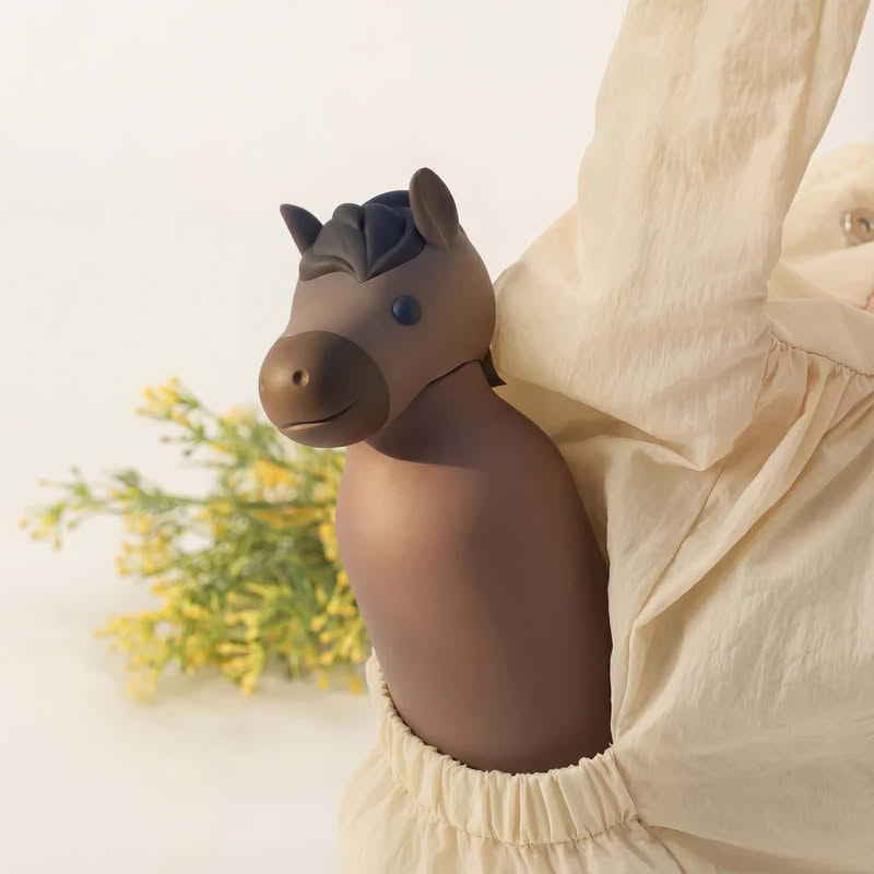Borraccia termica a forma di cavallo con cannuccia removibile e scovolino incluso, finitura soft touch, capacità 470 ml