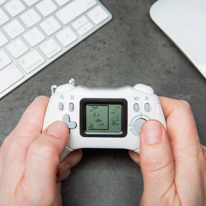 Console con 26 giochi retrò a forma di joystick, utilizzabile anche come portachiavi, funzionamento con 2 pile AAA incluse