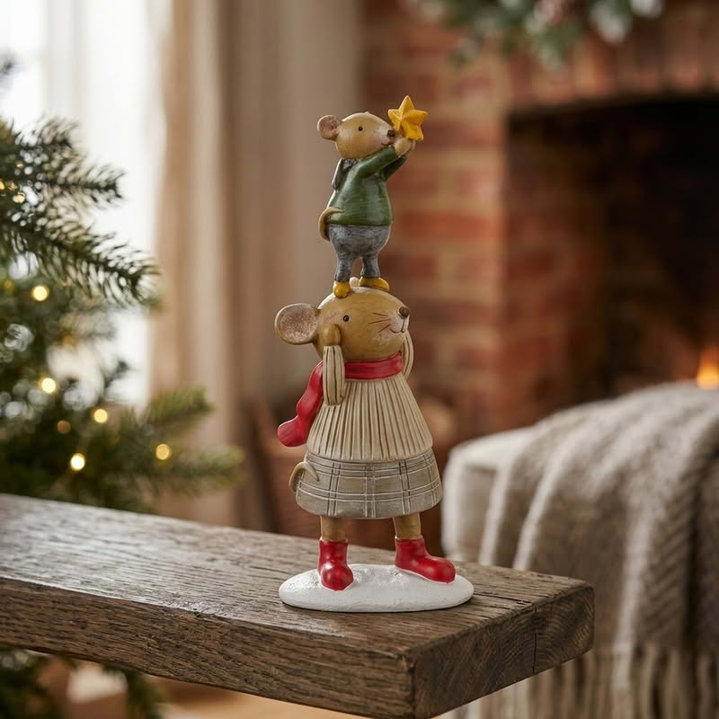 Decoro con mamma topo con vestiti natalizi che tiene in spalla il figlio topo con una stella di Natale, realizzato in poliresina, perfetto come regalo di Natale