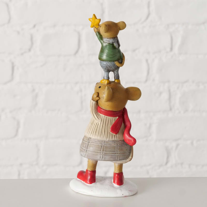 Decoro con mamma topo con vestiti natalizi che tiene in spalla il figlio topo con una stella di Natale, realizzato in poliresina, perfetto come regalo di Natale